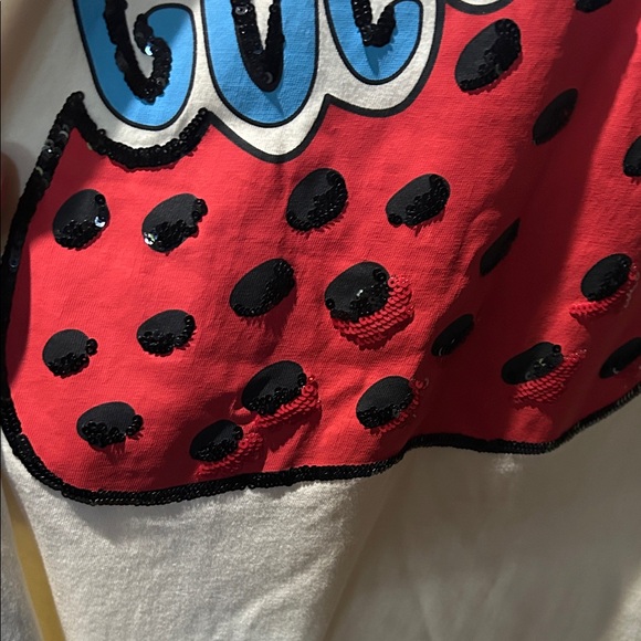 NEW Gucci Cream Tee with Strawberry Graphic - Picture 3 of 9